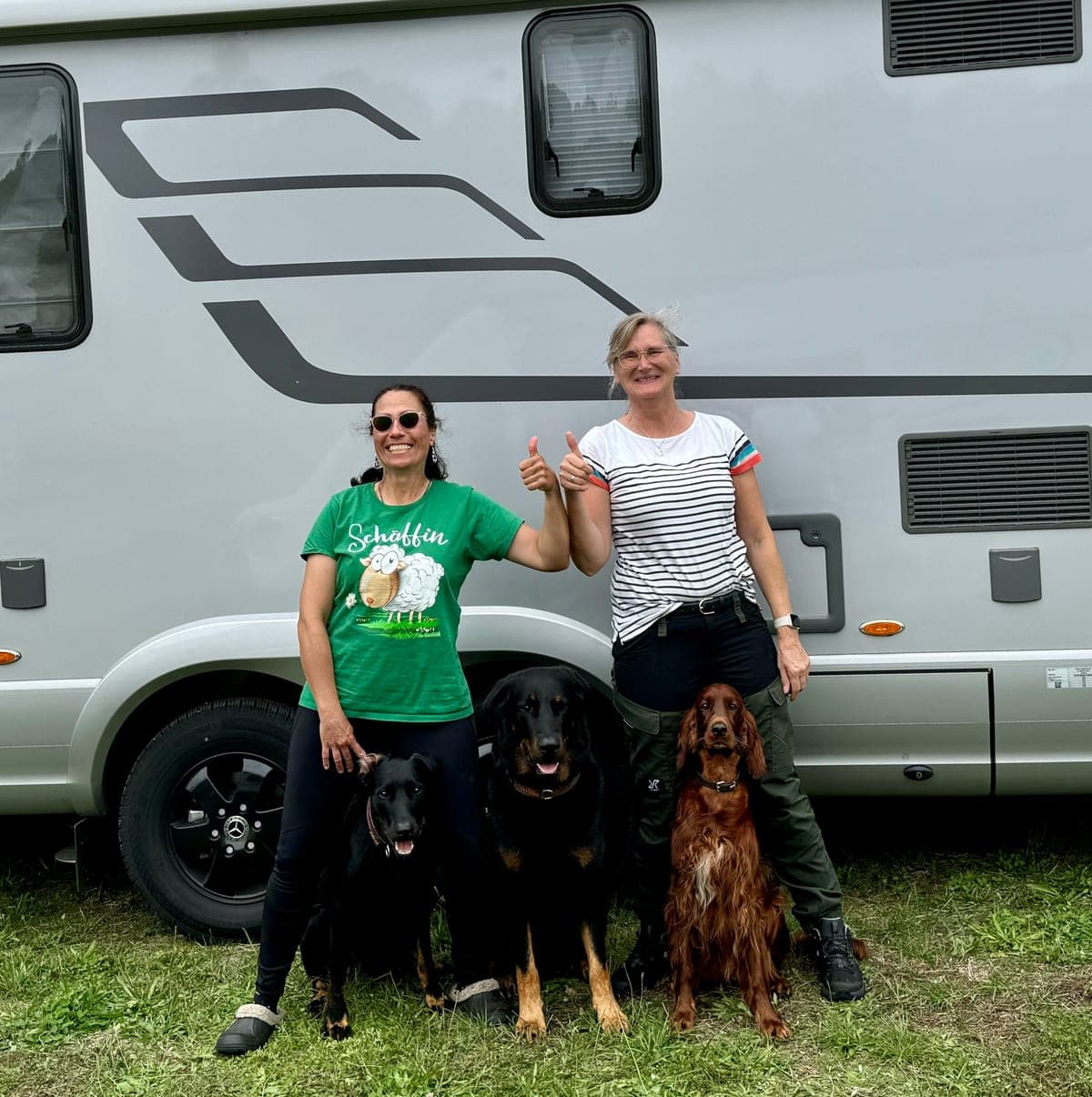 Team von Irish Windlooper's mit ihren Hunden vor dem Wohnmobil bei einem Ausflug nach Casau
